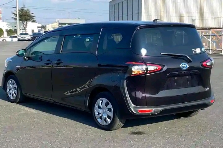 Best cars in kenya - toyota-sienta-iid-1043