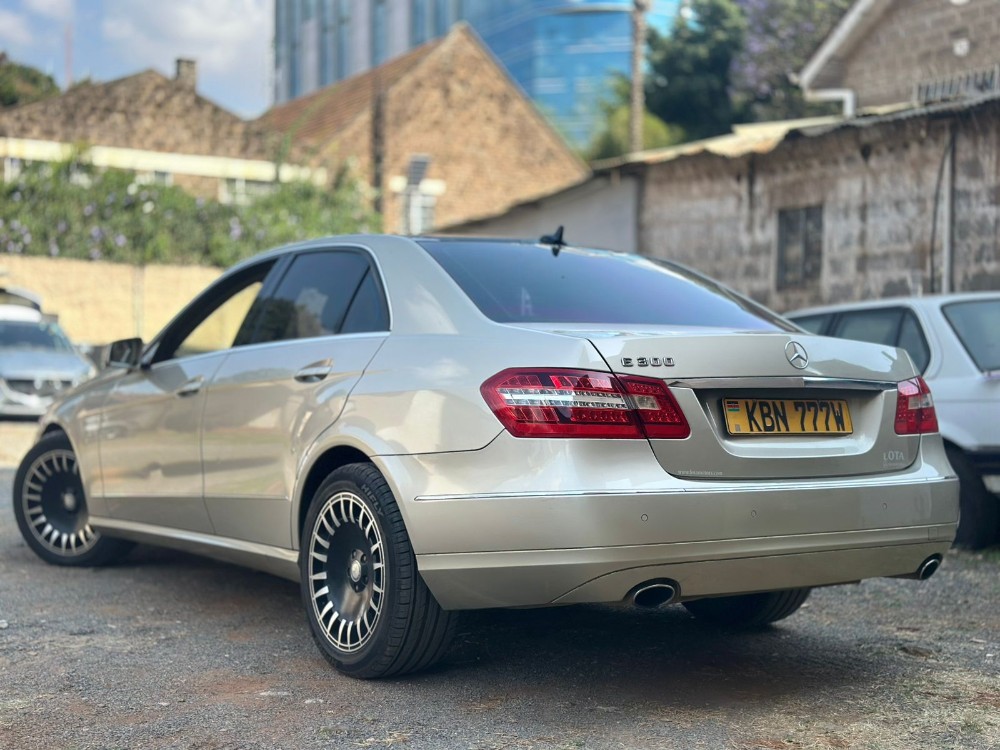 Best cars in kenya - mercedes-benz-e-300-iid-1082