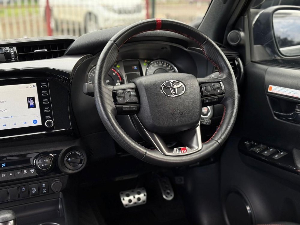 Best cars in kenya - toyota-hilux-iid-1073