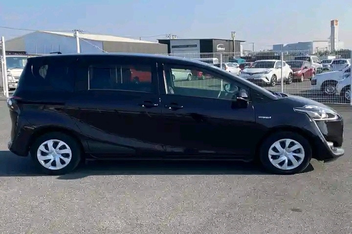 Best cars in kenya - toyota-sienta-iid-1043